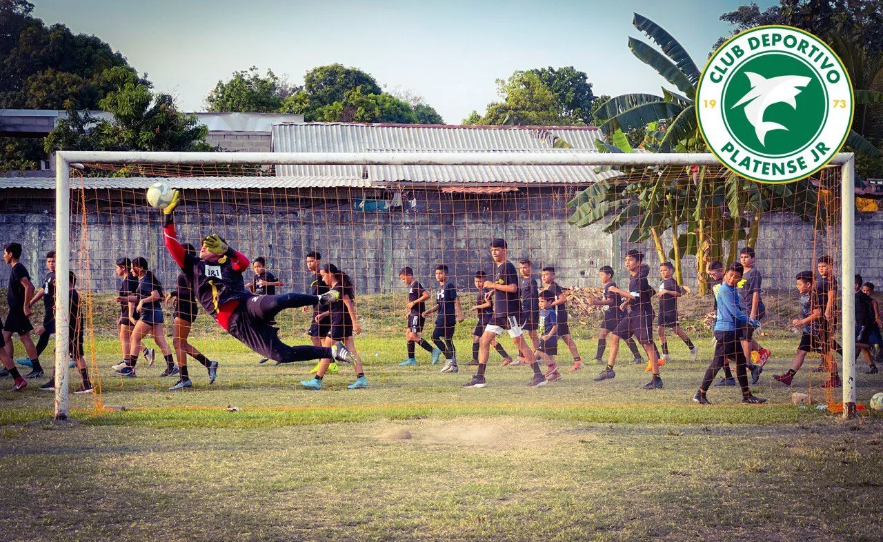 Jugadores del CD Platense Jr en acción, foto 5