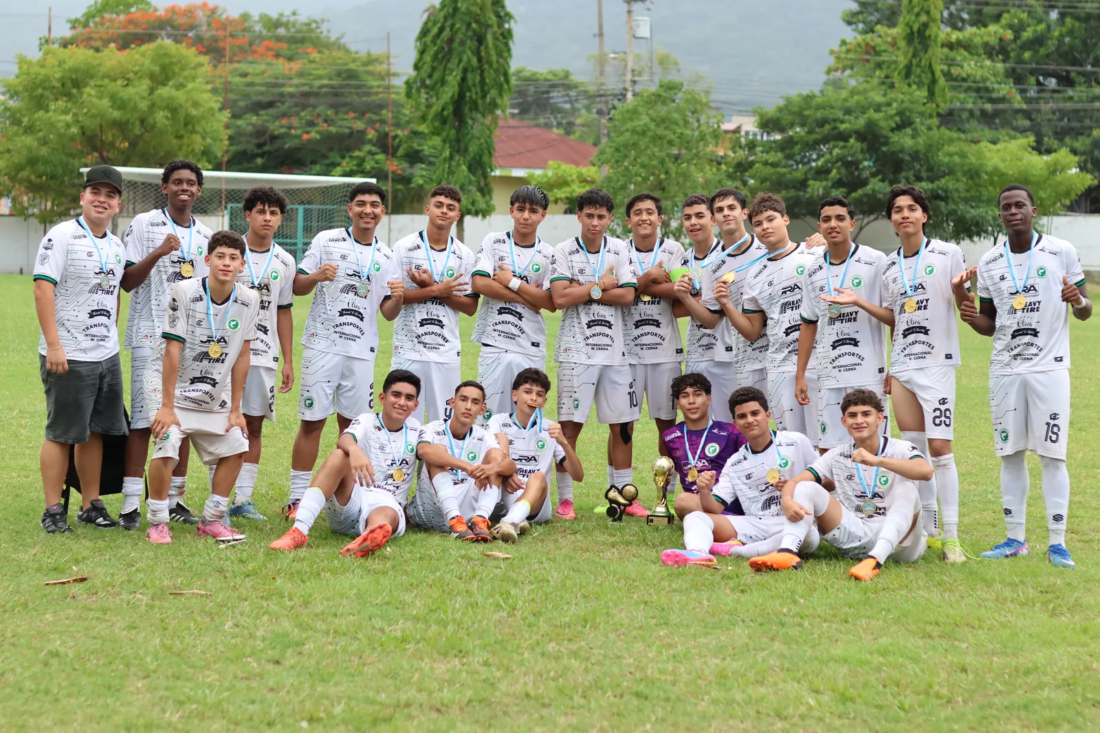 Equipo campeón de la categoría U-17 con su trofeo