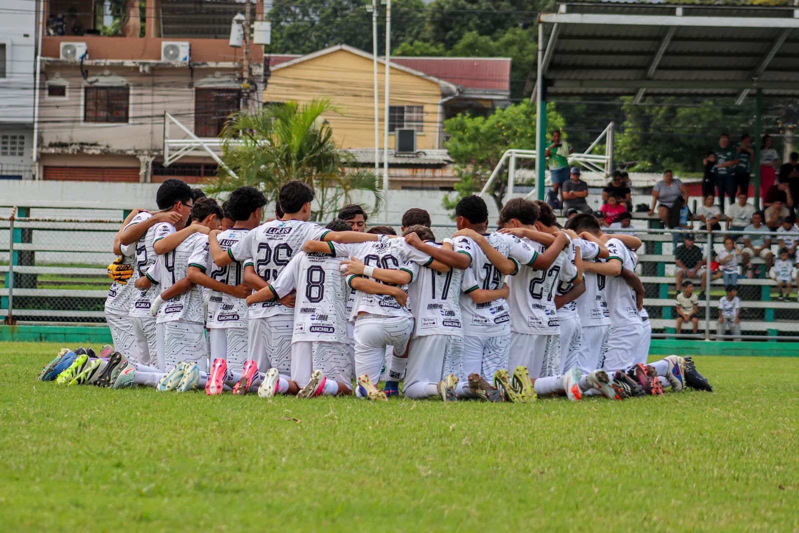 Equipo de la categoría U-15 abrazado en la cancha