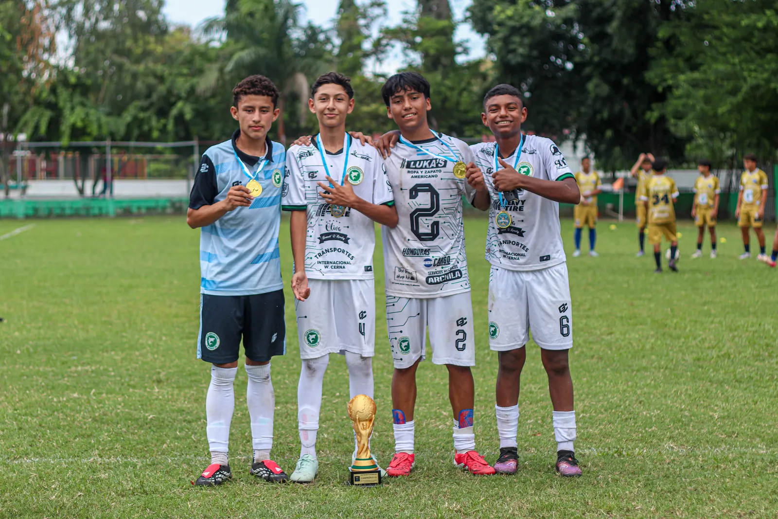 Tres jugadores de U-15 con sus trofeos