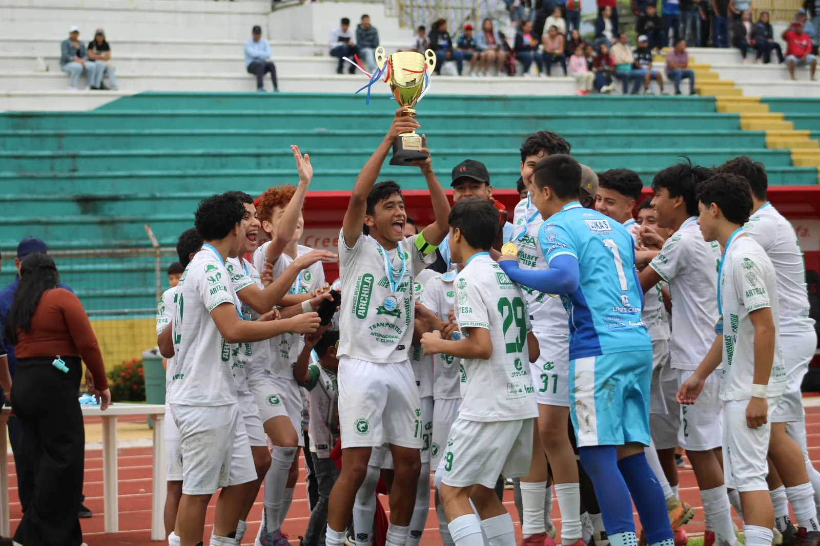 Jugadores del CD Platense Jr celebrando una copa en el estadio