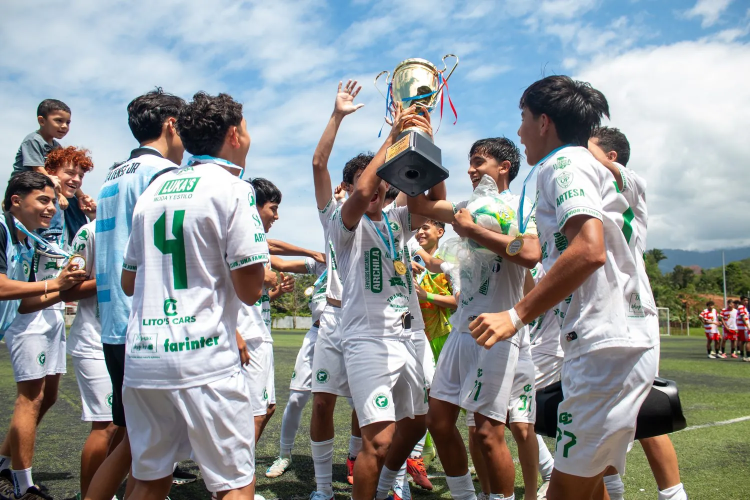 Jugadores celebrando un campeonato regional