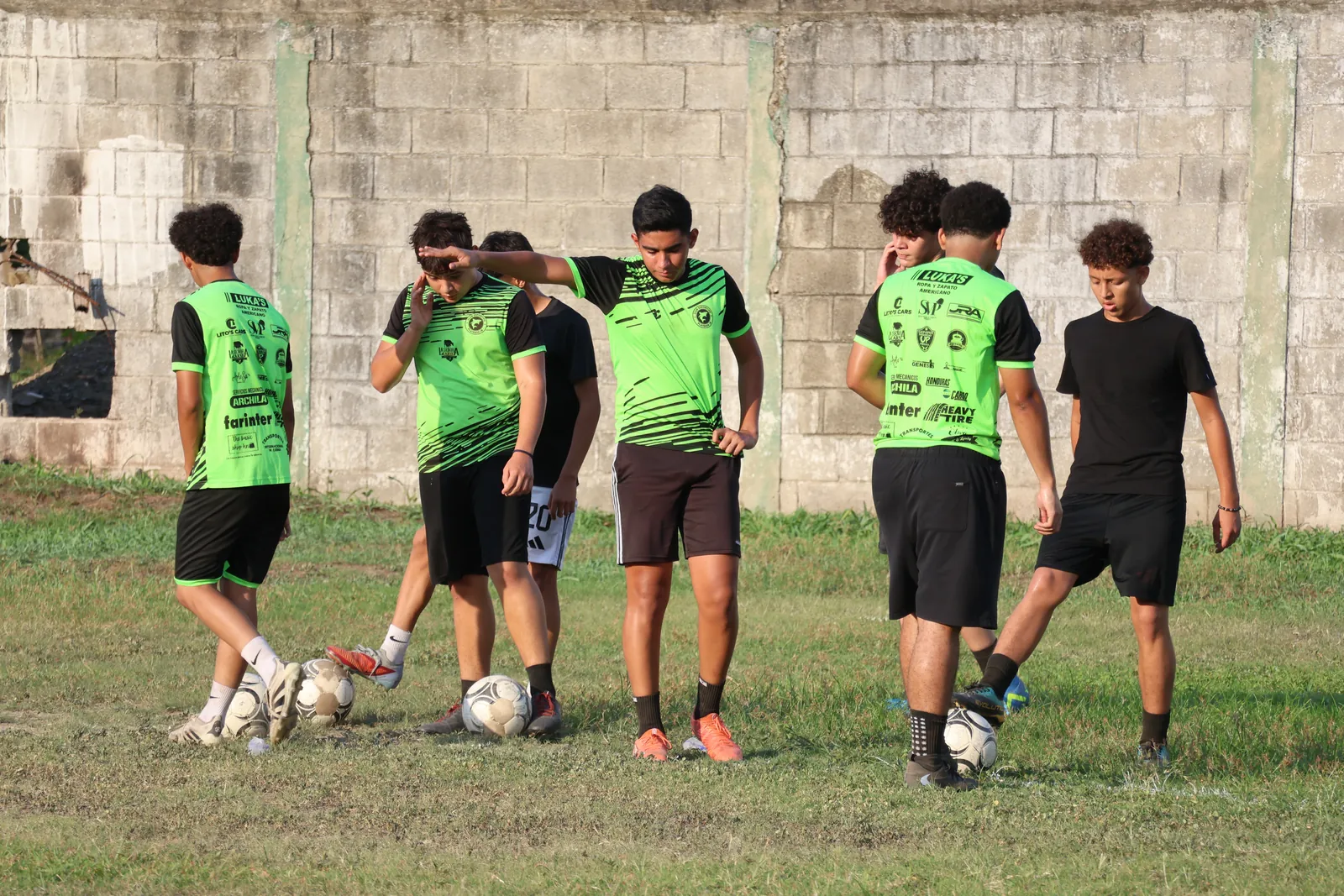Jugadores disputando el balón en un entrenamiento