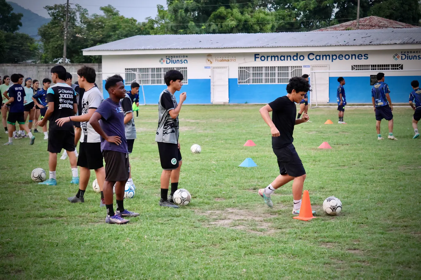 Grupo de jugadores practicando con balones