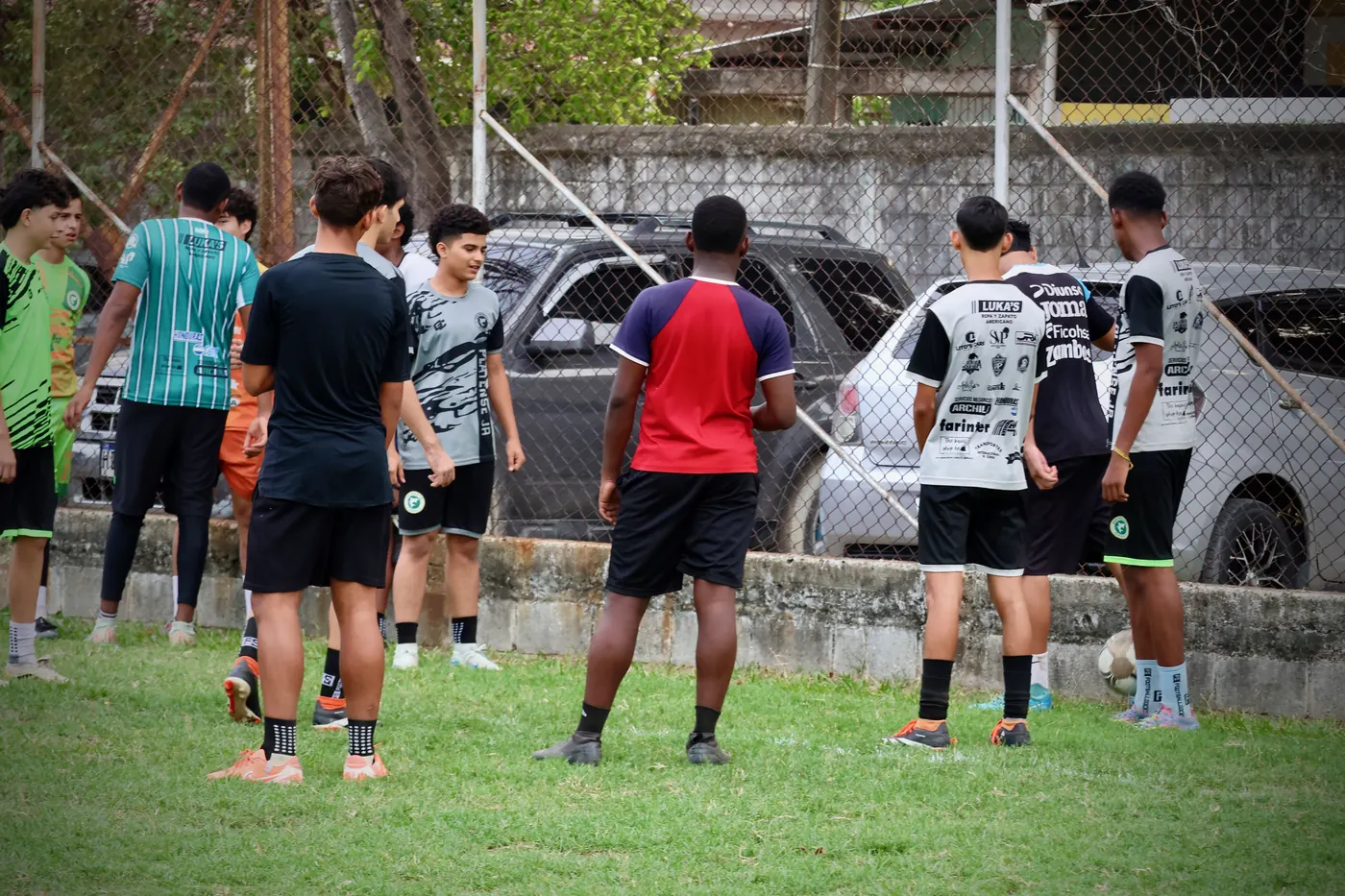 Jugadores en un partido de práctica