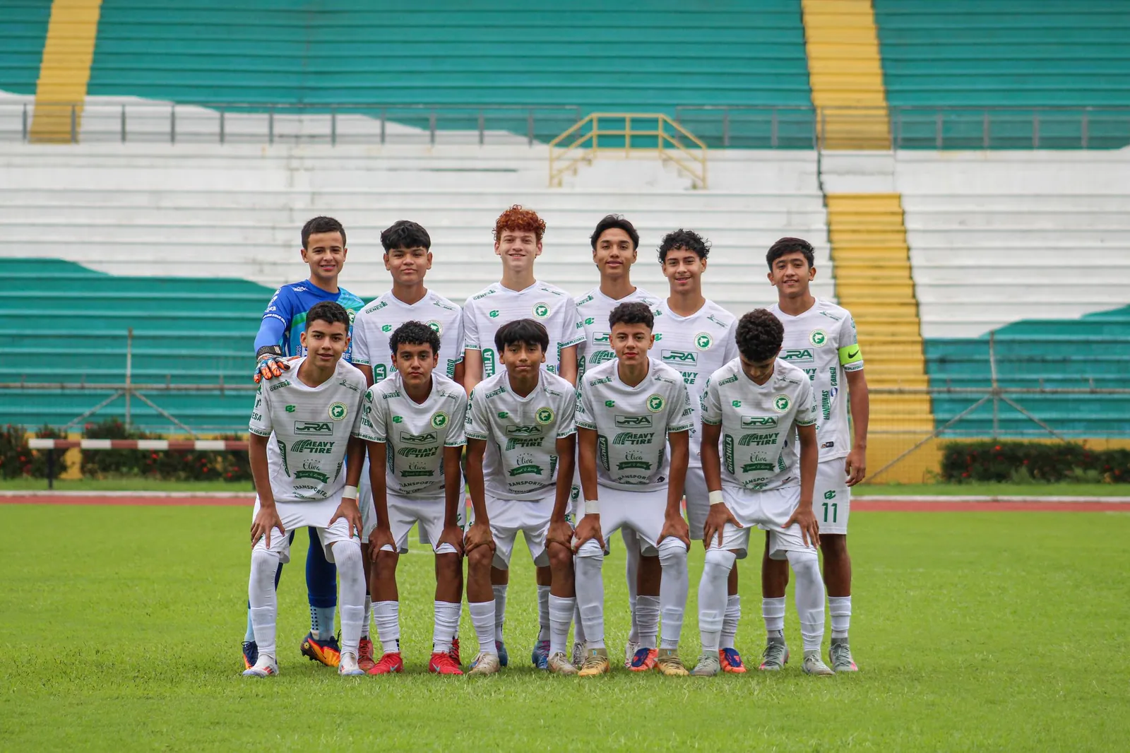 Equipo del CD Platense Jr en el estadio