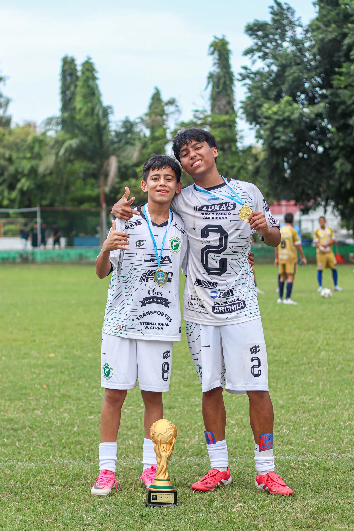 Jugadores del CD Platense Jr con su copa de campeones