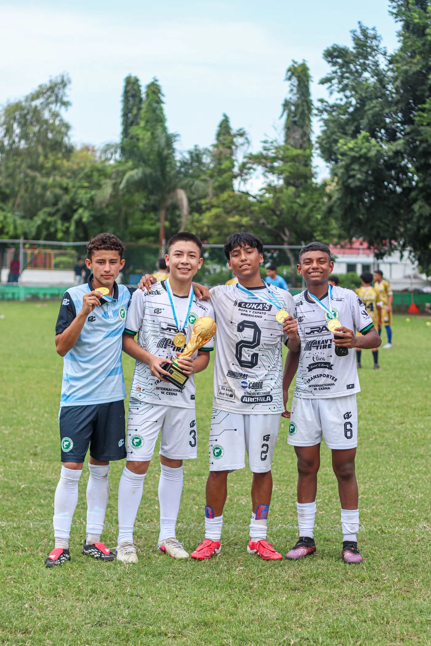 Jugadores del CD Platense Jr con su copa de campeones