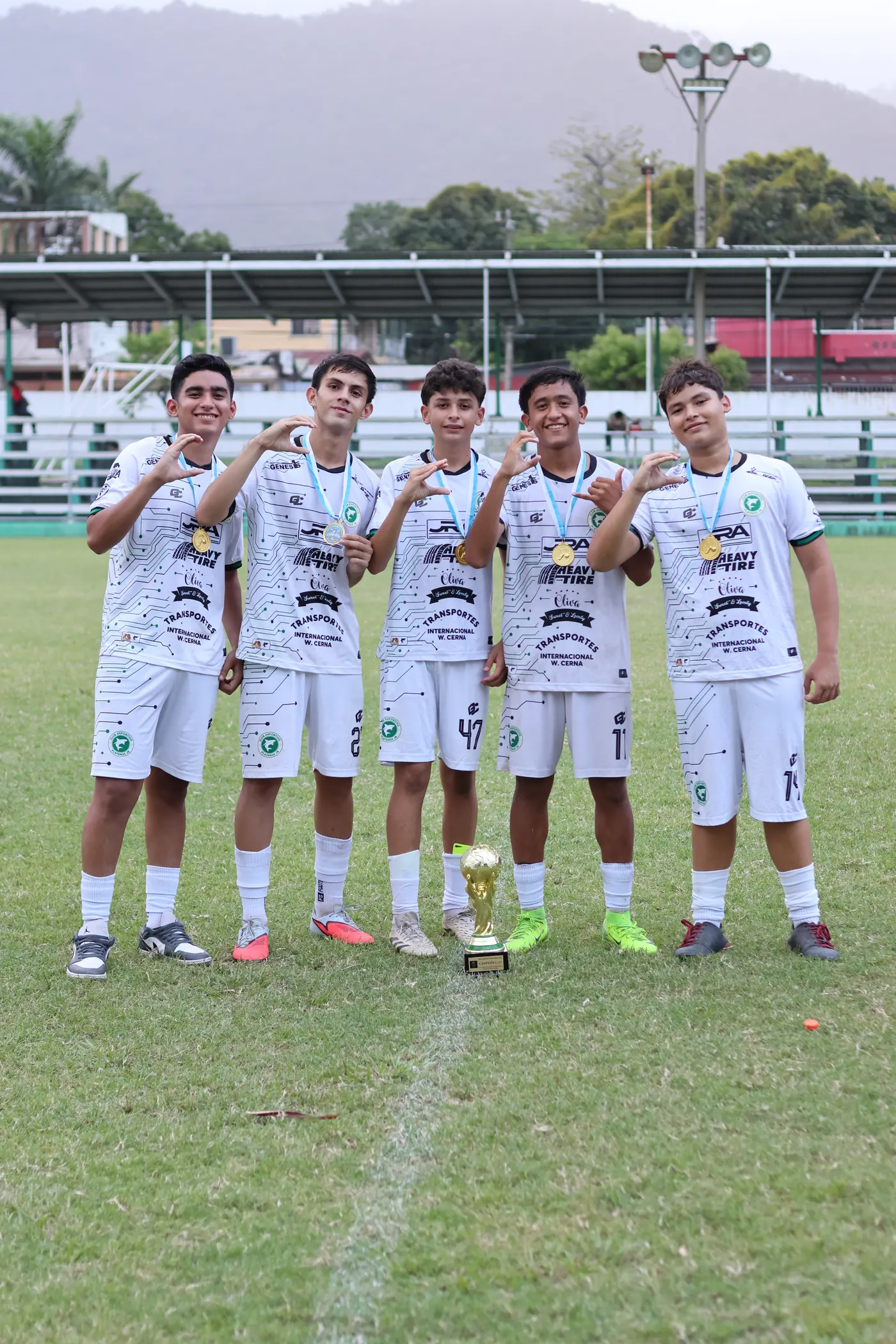 Jugadores del CD Platense Jr con su copa de campeones