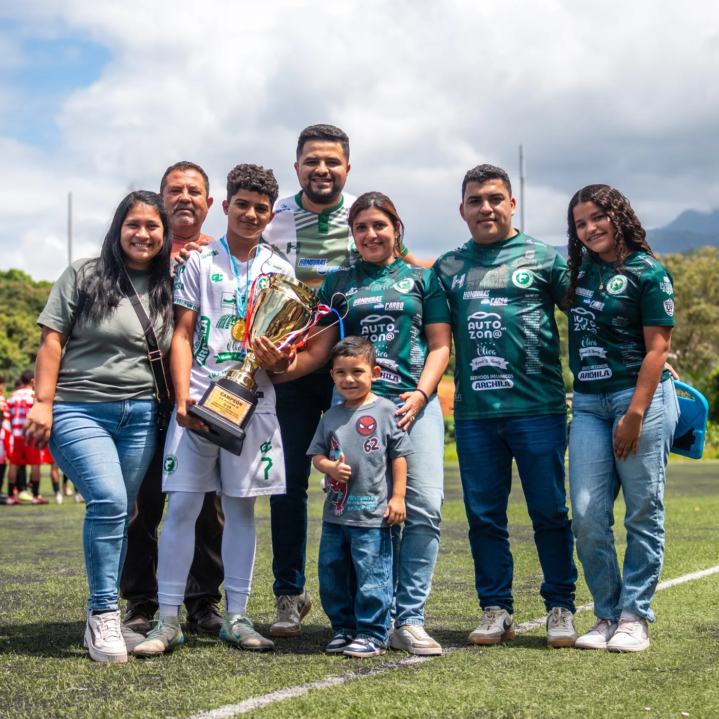 Jugadores del CD Platense Jr con su copa de campeones