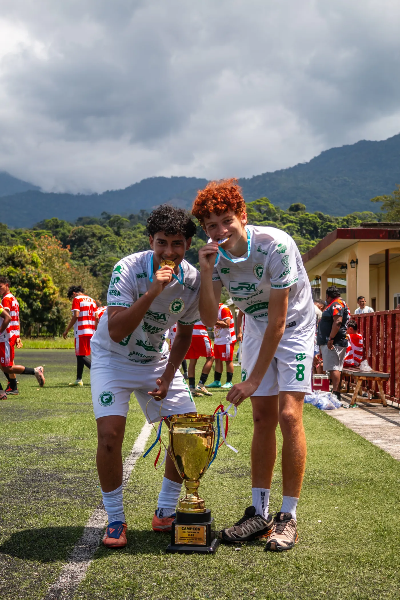 Jugadores del CD Platense Jr con su copa de campeones