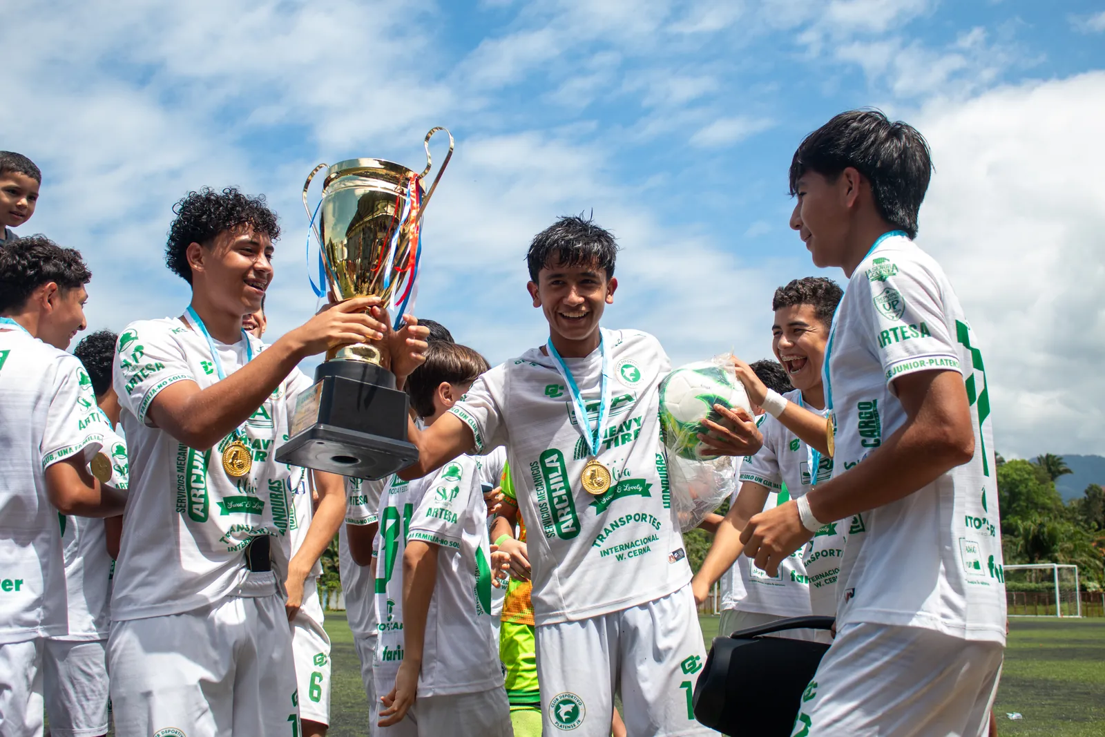 Jugadores del CD Platense Jr celebrando con la copa de campeones