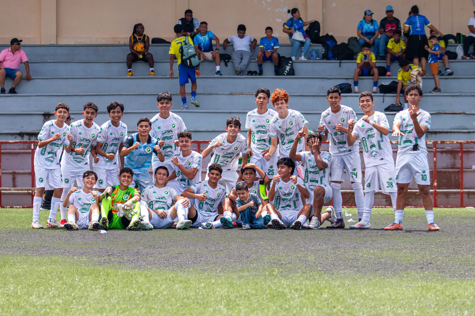 Jugadores del CD Platense Jr celebrando con la copa de campeones