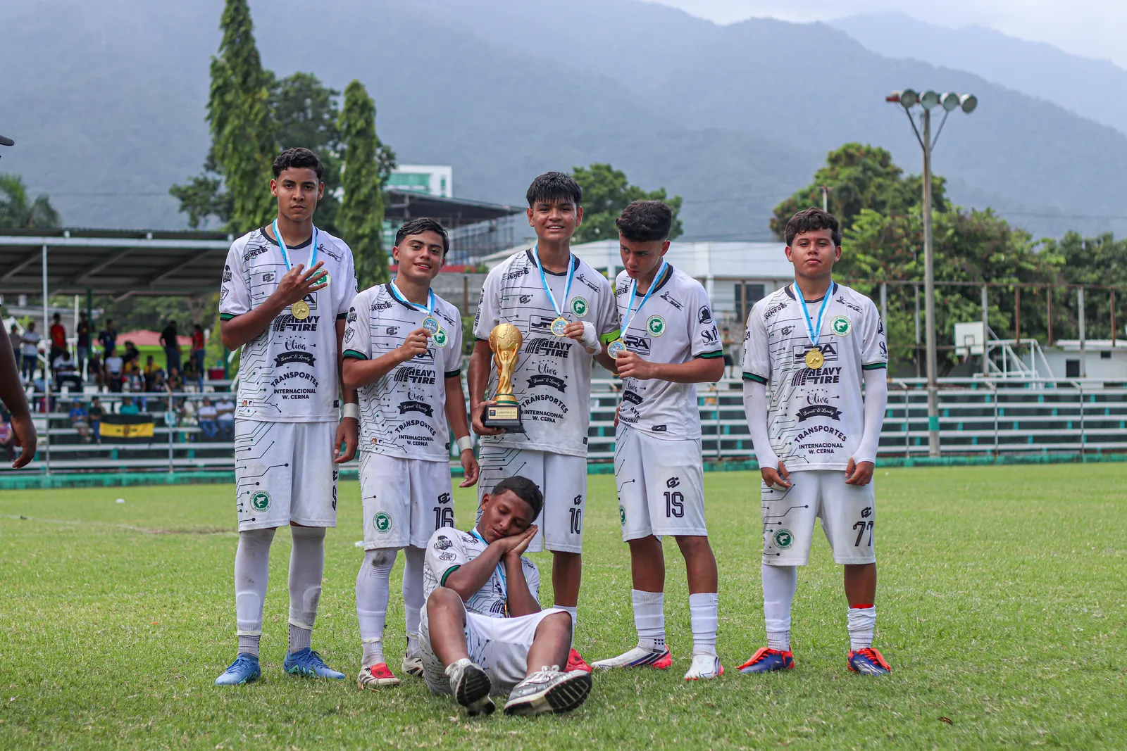 Jugadores del CD Platense Jr celebrando con la copa de campeones