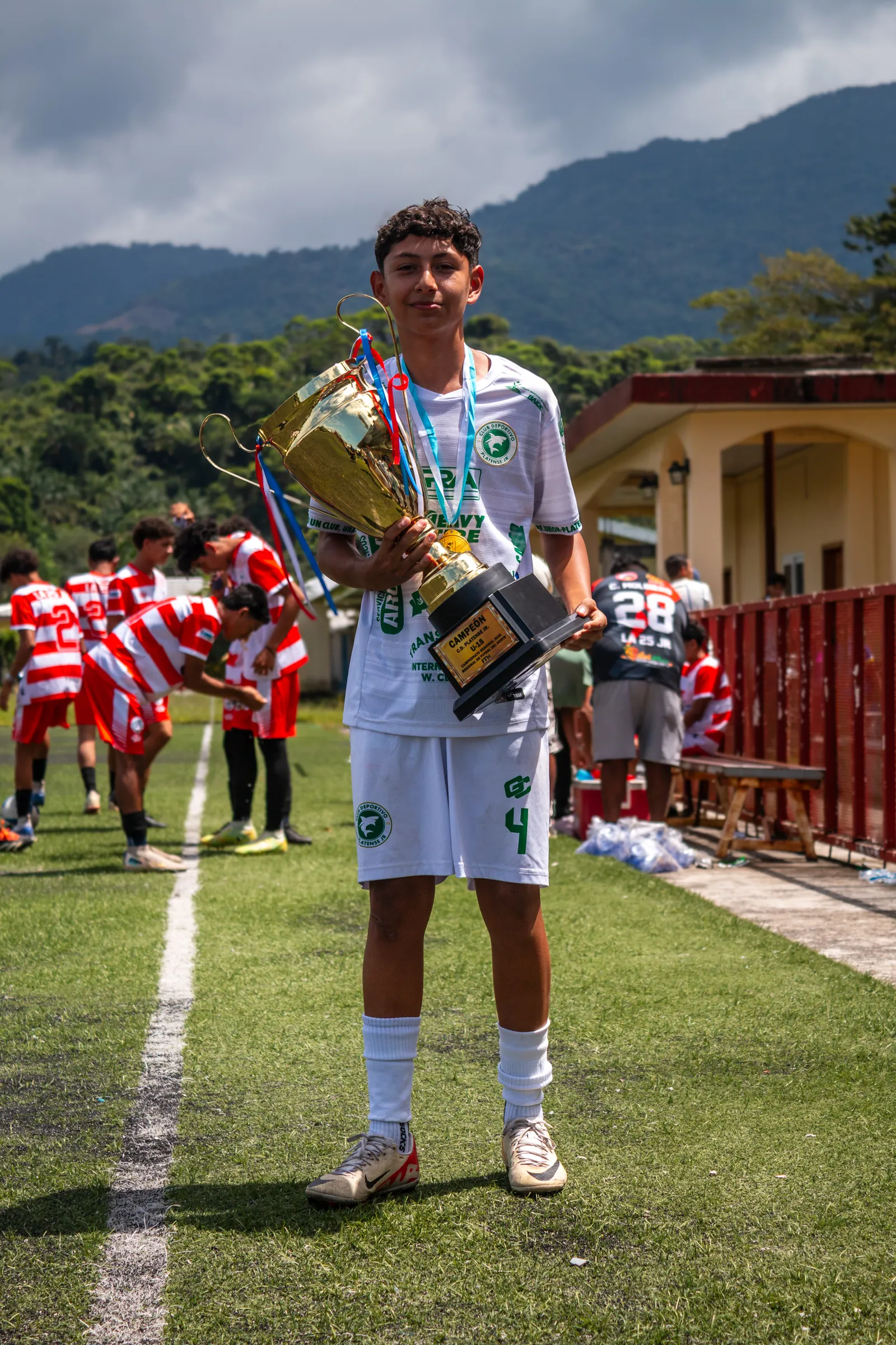 Jugadores del CD Platense Jr celebrando con la copa de campeones