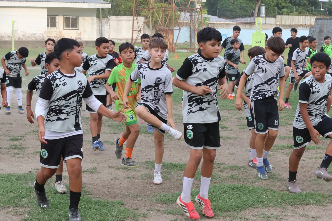 Jugadores del CD Platense Jr entrenando en la cancha