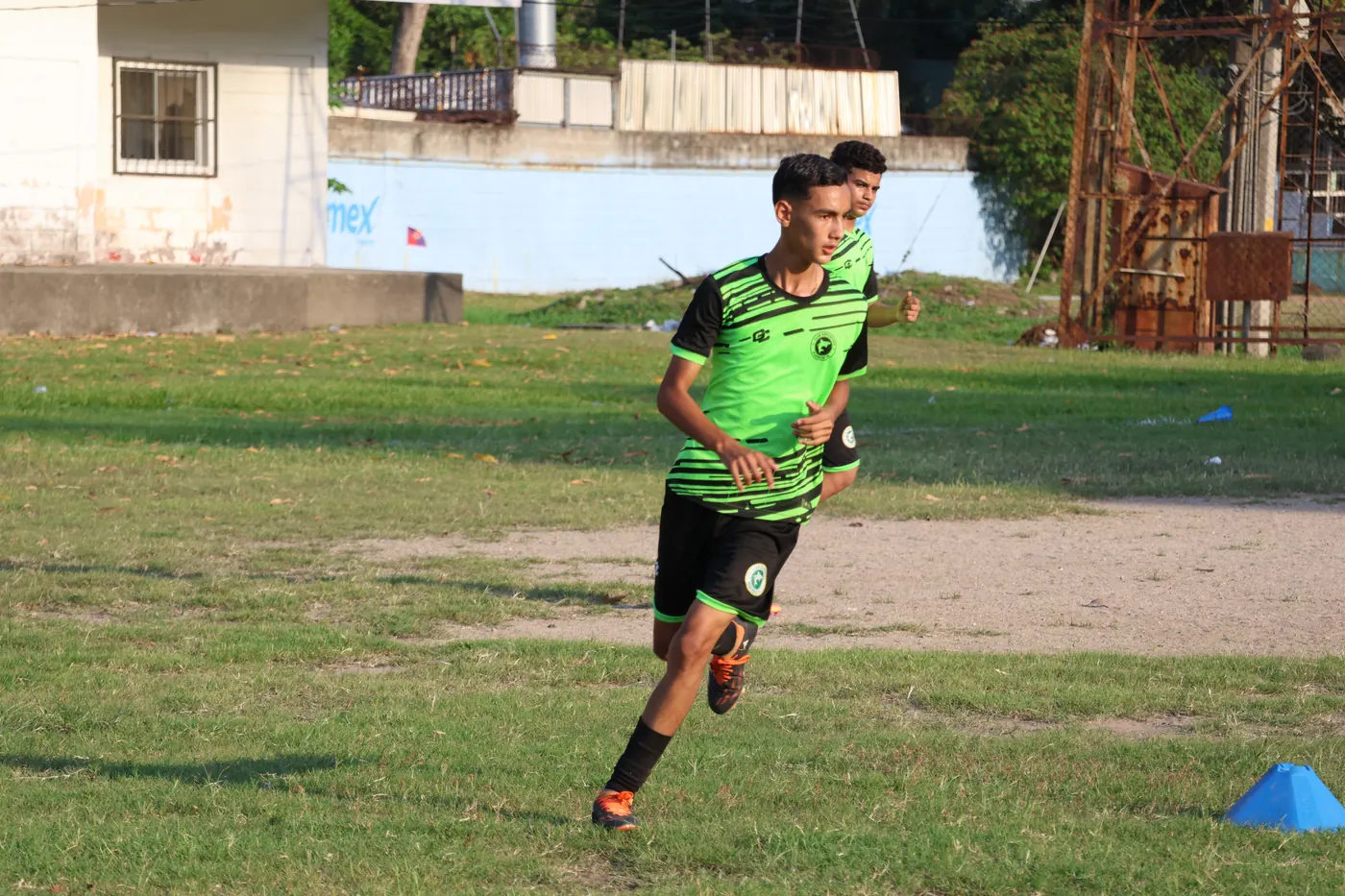 Jugadores del CD Platense Jr entrenando en la cancha