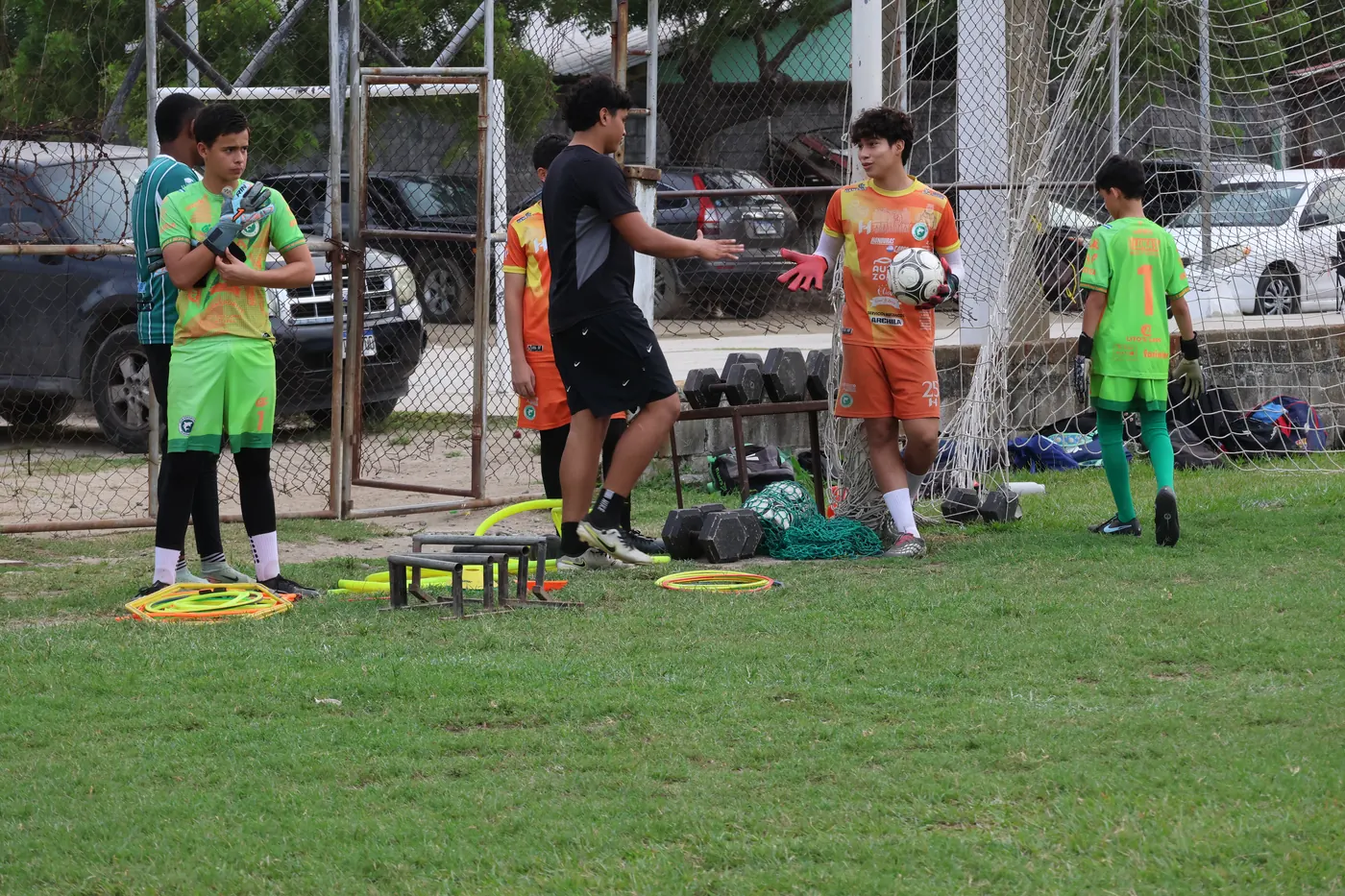 Jugadores del CD Platense Jr entrenando en la cancha