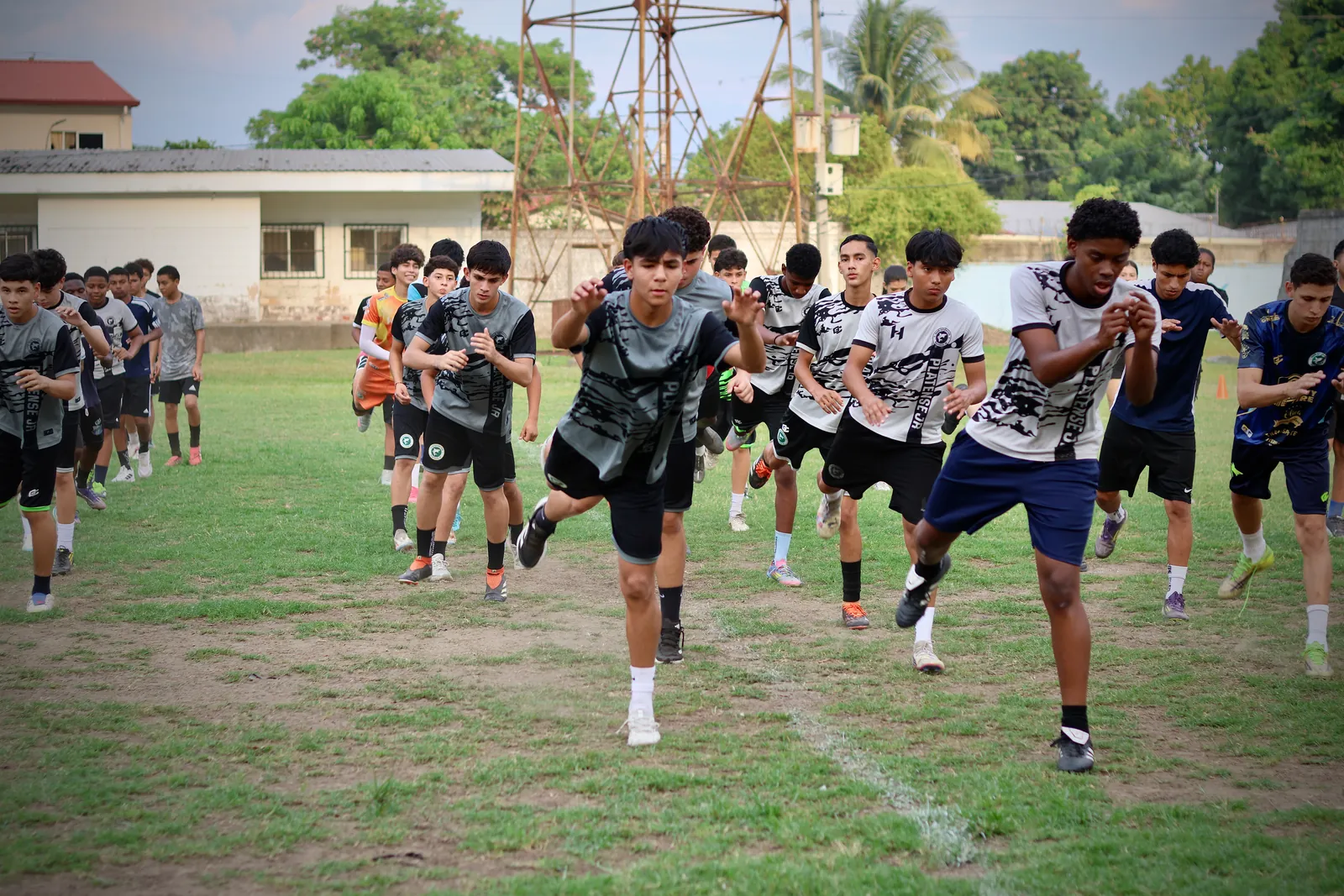 Jugadores del CD Platense Jr entrenando en la cancha