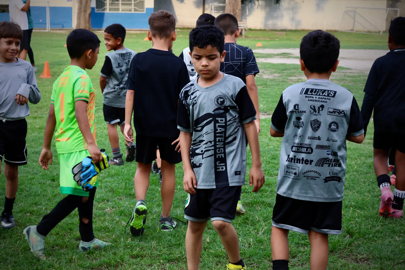 Jugadores del CD Platense Jr entrenando en la cancha