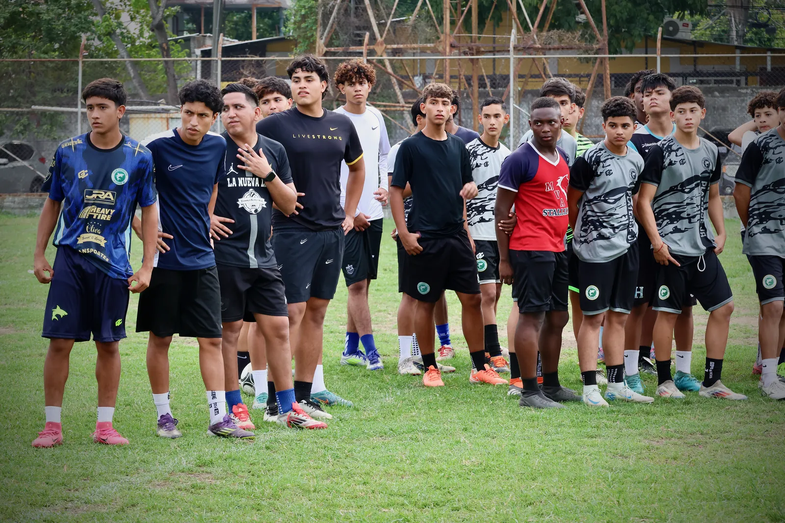 Jugadores del CD Platense Jr entrenando en la cancha