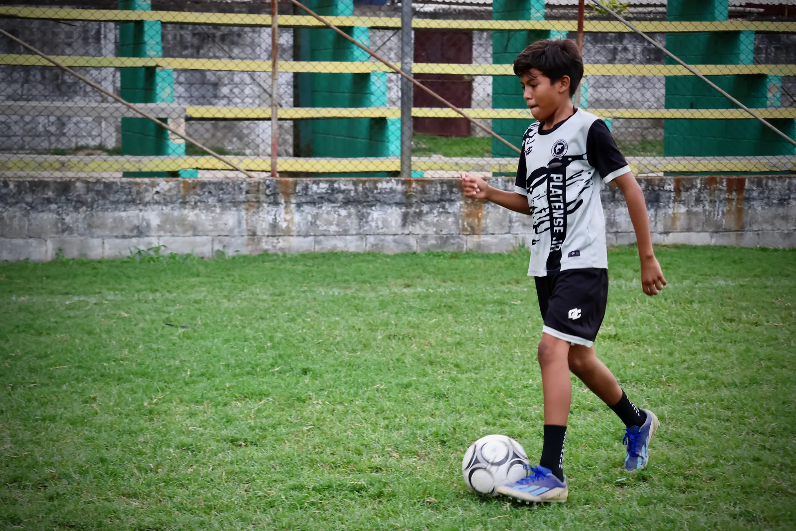 Jugadores del CD Platense Jr entrenando en la cancha
